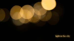丸い光のボケと、light in the cityというメッセージ